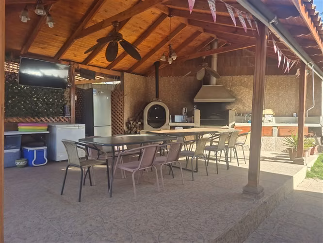 Casa en venta de 4 dorm. en Calle Larga sector Pocuro ,