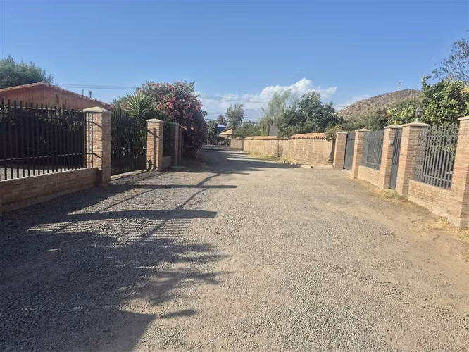 Casa en venta de 4 dorm. en Calle Larga sector Pocuro ,