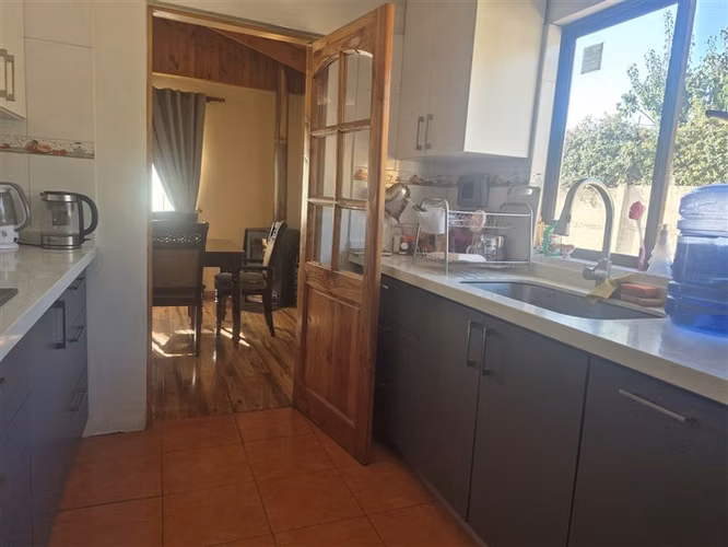 Casa en venta de 4 dorm. en Calle Larga sector Pocuro ,