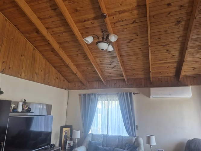 Casa en venta de 4 dorm. en Calle Larga sector Pocuro ,