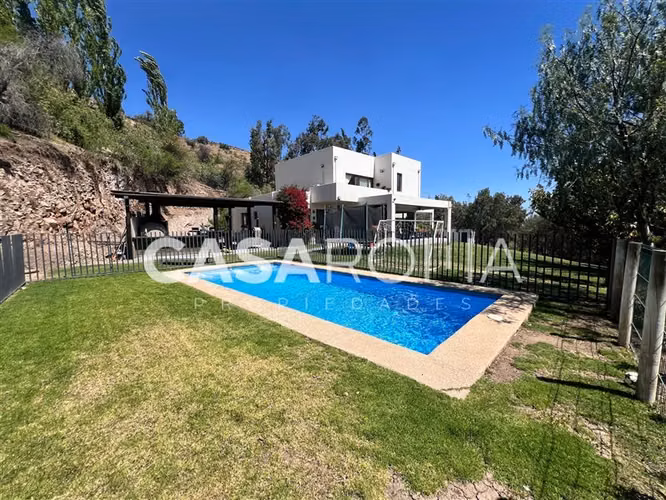 Casa en venta de 6 dorm. en Colina