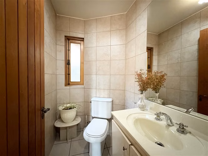 Hermosa casa en venta de 4 dorm. en Las Condes, Quinchamali