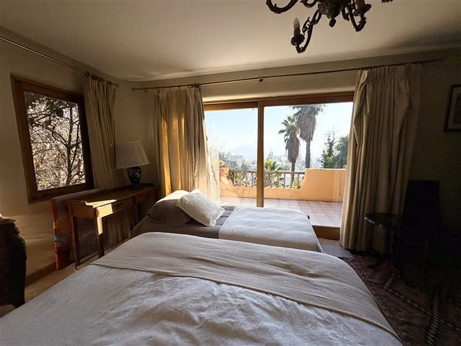 Hermosa casa en venta de 4 dorm. en Las Condes, Quinchamali