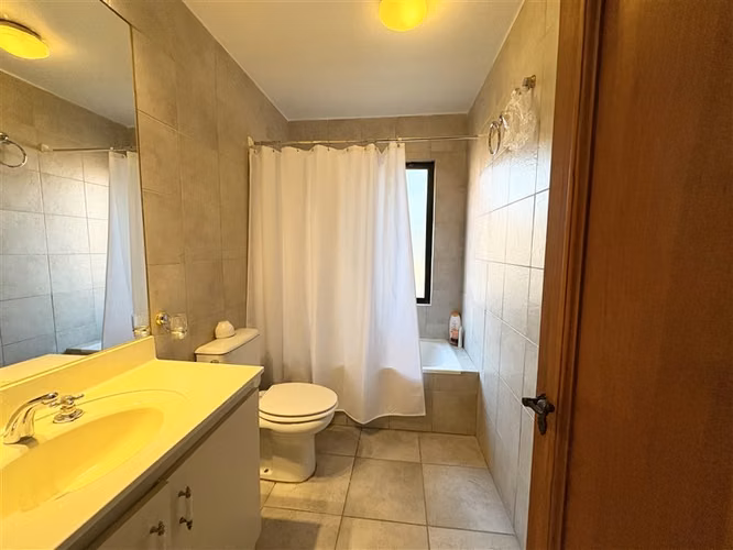 Hermosa casa en venta de 4 dorm. en Las Condes, Quinchamali