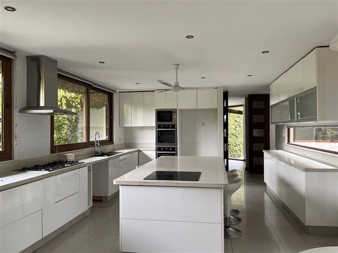 Casa en venta de 6D. Las Brisas Chicureo. Colegio Highlands