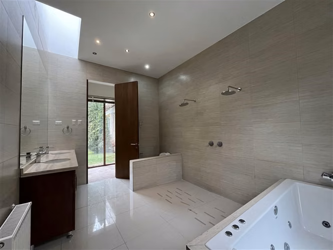 Casa en venta de 6D. Las Brisas Chicureo. Colegio Highlands