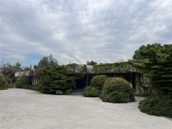 Casa en venta de 6D. Las Brisas Chicureo. Colegio Highlands