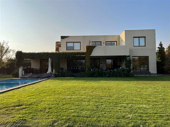 Espectacular casa en venta o arriendo Las Brisas de Chicureo
