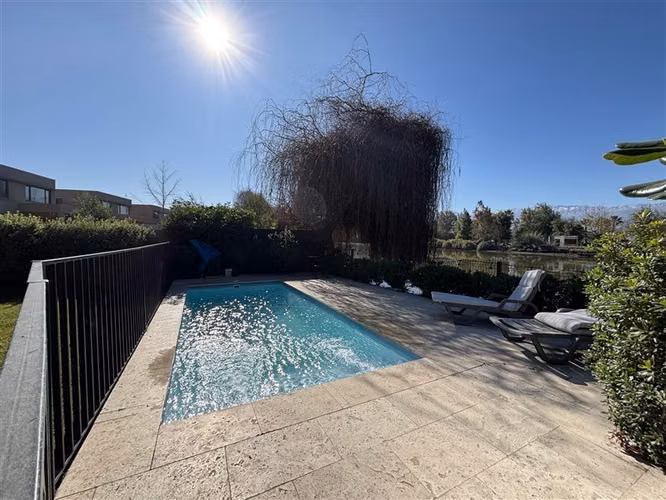 Casa en venta Santa Elena. 4D+4B+sala de estar+taller.