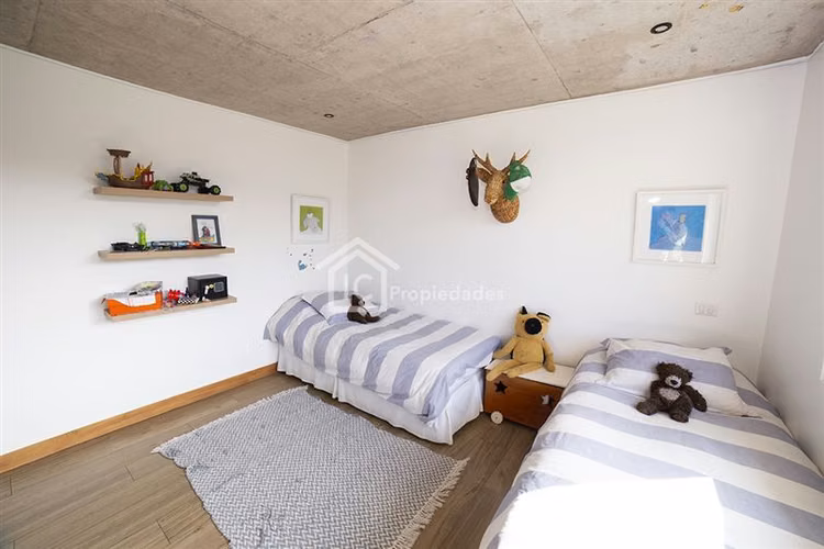 MODERNA CASA 4D(2SUITE)+ ESCRITORIO+ SERVICIOS/PIEDRA ROJA
