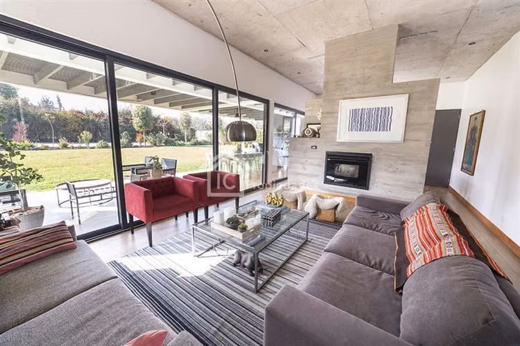 MODERNA CASA 4D(2SUITE)+ ESCRITORIO+ SERVICIOS/PIEDRA ROJA