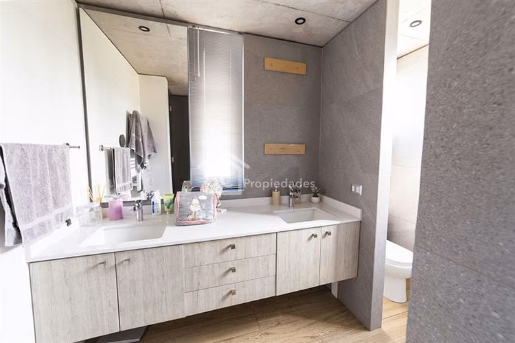 MODERNA CASA 4D(2SUITE)+ ESCRITORIO+ SERVICIOS/PIEDRA ROJA