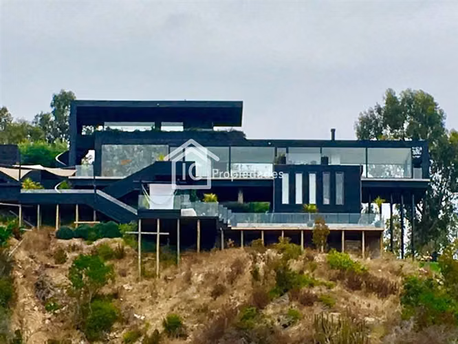 Casa en venta en Tunquen, con vista al mar.