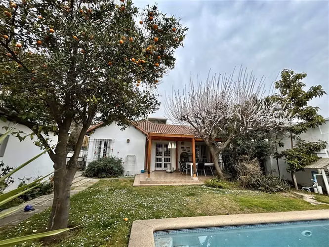 Cómoda Casa en venta de 5 dormitorios y piscina en Ñuñoa