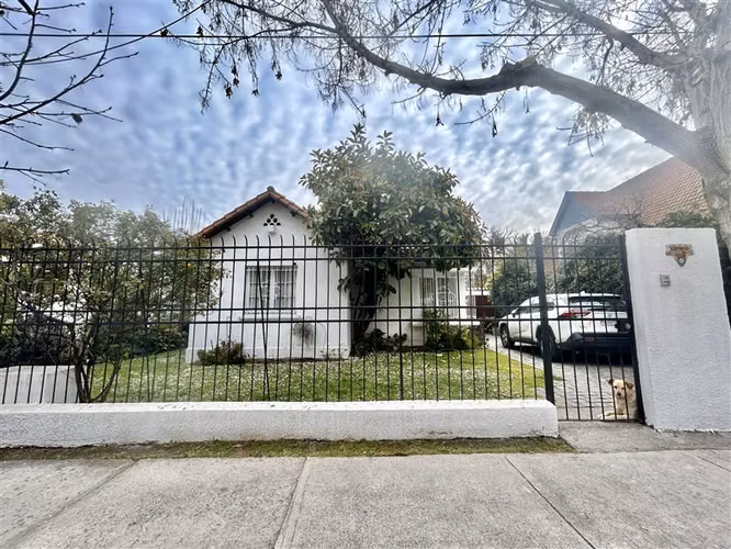 Cómoda Casa en venta de 5 dormitorios y piscina en Ñuñoa