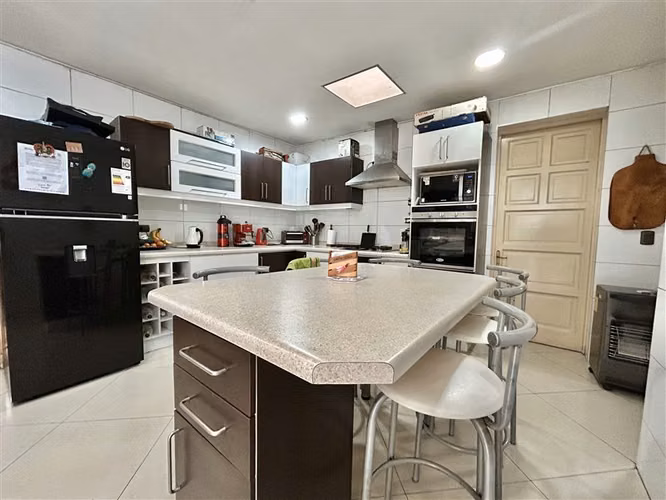 Cómoda Casa en venta de 5 dormitorios y piscina en Ñuñoa