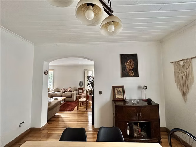 Cómoda Casa en venta de 5 dormitorios y piscina en Ñuñoa