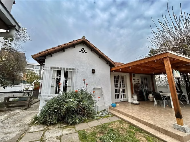 Cómoda Casa en venta de 5 dormitorios y piscina en Ñuñoa