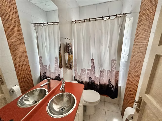 Cómoda Casa en venta de 5 dormitorios y piscina en Ñuñoa