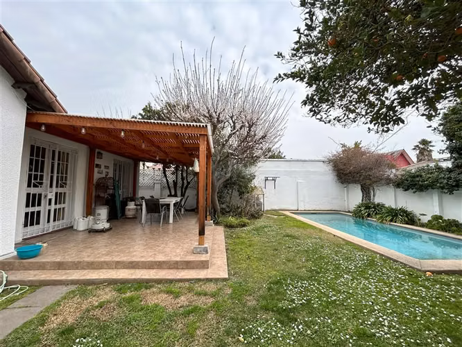 Cómoda Casa en venta de 5 dormitorios y piscina en Ñuñoa