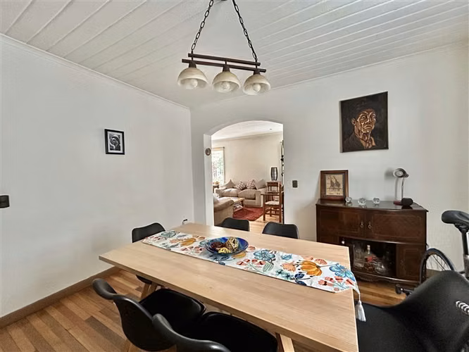 Cómoda Casa en venta de 5 dormitorios y piscina en Ñuñoa