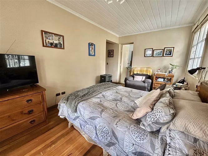 Cómoda Casa en venta de 5 dormitorios y piscina en Ñuñoa