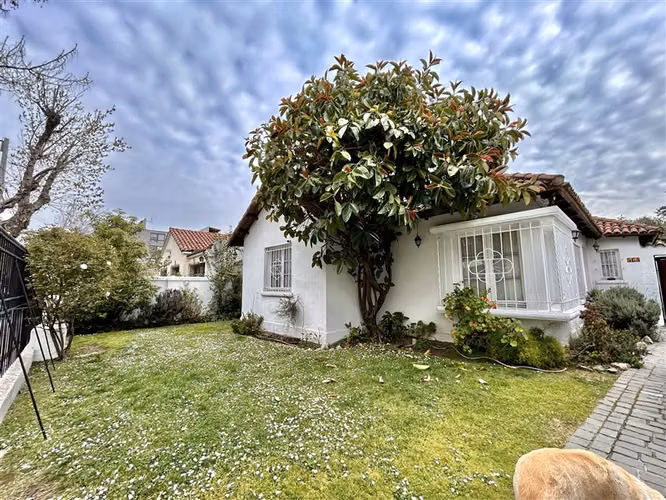 Cómoda Casa en venta de 5 dormitorios y piscina en Ñuñoa