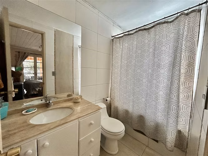 Cómoda Casa en venta de 5 dormitorios y piscina en Ñuñoa