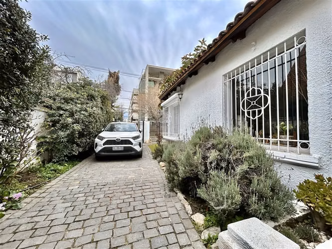 Cómoda Casa en venta de 5 dormitorios y piscina en Ñuñoa