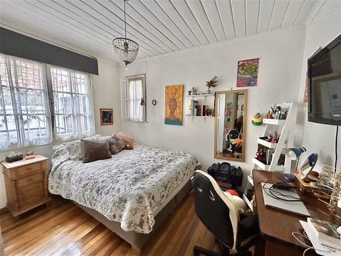 Cómoda Casa en venta de 5 dormitorios y piscina en Ñuñoa