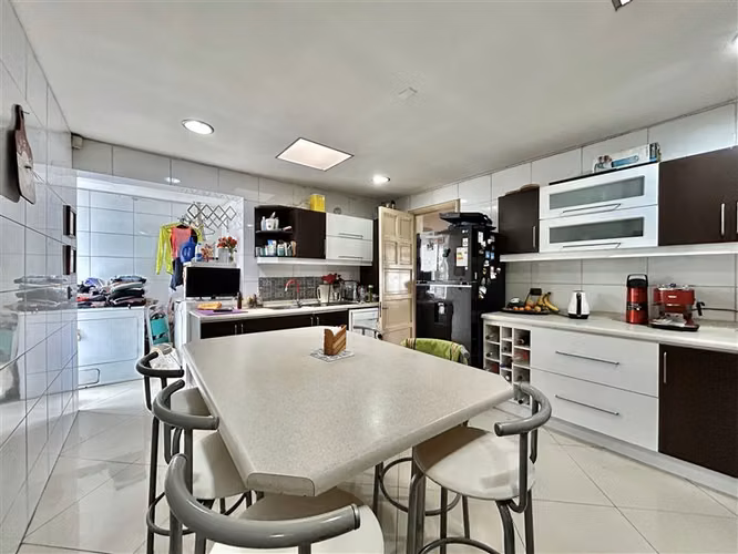 Cómoda Casa en venta de 5 dormitorios y piscina en Ñuñoa