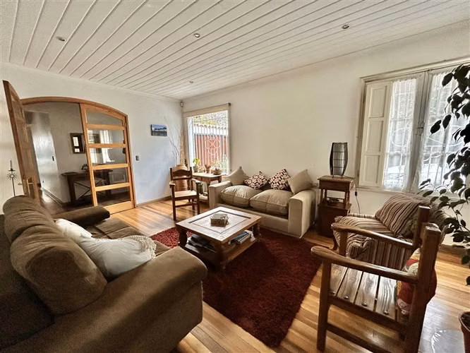 Cómoda Casa en venta de 5 dormitorios y piscina en Ñuñoa