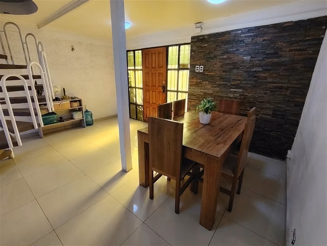 Casa en venta de 5 dorm. en La Florida