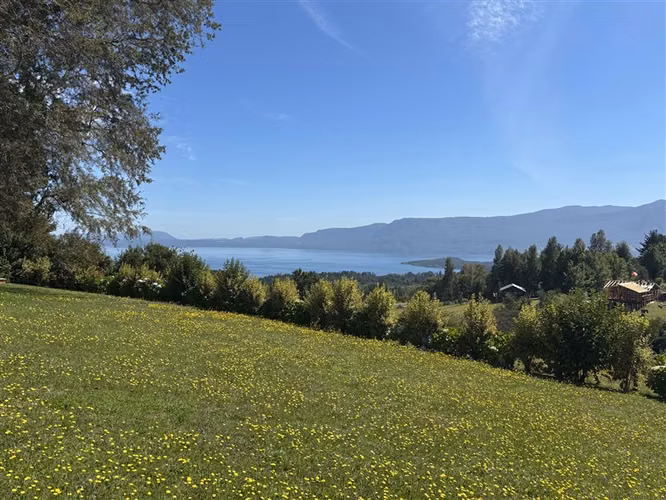 CASA CON VISTA TOTAL AL LAGO Y VOLCÁN - 5 D y 4 B