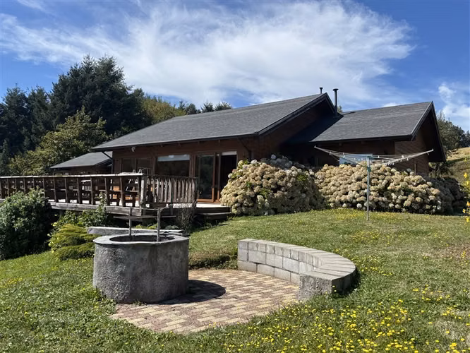 CASA CON VISTA TOTAL AL LAGO Y VOLCÁN - 5 D y 4 B