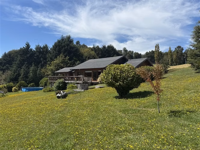 CASA CON VISTA TOTAL AL LAGO Y VOLCÁN - 5 D y 4 B
