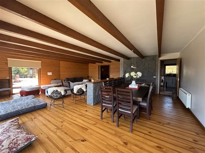 CASA CON VISTA TOTAL AL LAGO Y VOLCÁN - 5 D y 4 B