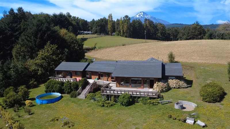 CASA CON VISTA TOTAL AL LAGO Y VOLCÁN - 5 D y 4 B
