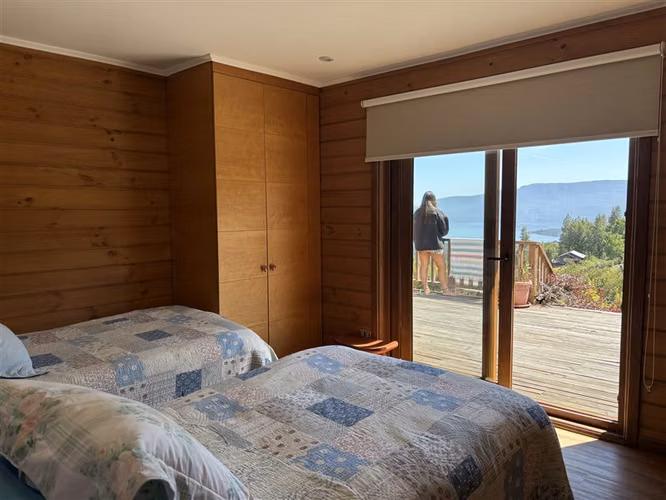 CASA CON VISTA TOTAL AL LAGO Y VOLCÁN - 5 D y 4 B