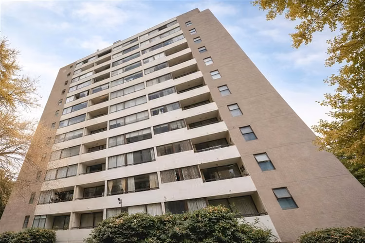 Departamento en venta de 3 dorm. 3 baños y serv. Las Condes