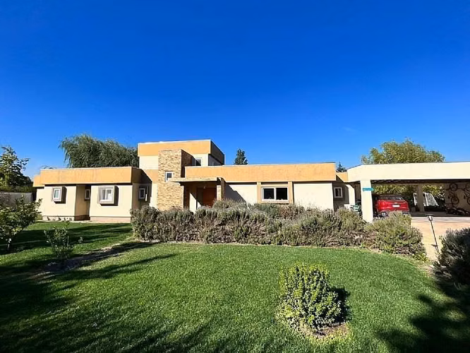 Casa en venta de 4 dorm. en chicureo