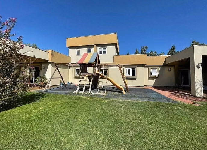 Casa en venta de 4 dorm. en chicureo