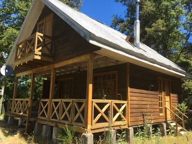 Linda cabaña camino a las Termas de Chillán, orilla camino