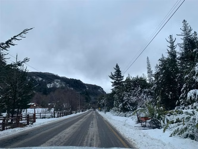 Linda cabaña camino a las Termas de Chillán, orilla camino