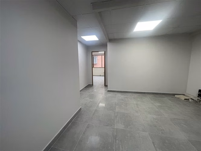 Remodelada oficina en arriendo, 2 privados, Las Condes