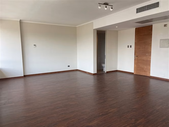 Oficina en arriendo 50m2 con 1 Estac. La Dehesa Central.