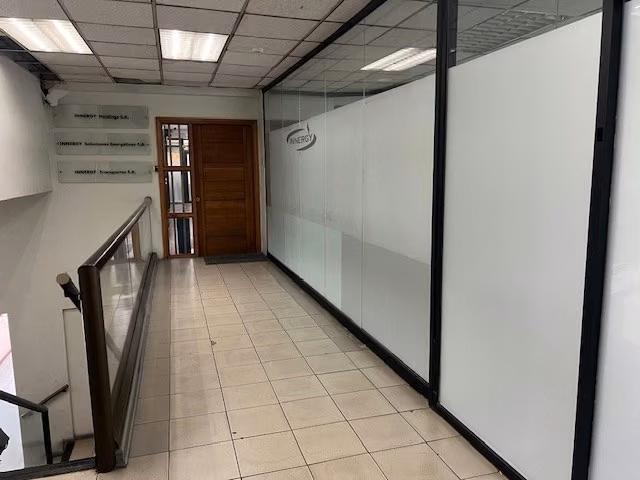 Amplia oficina frente a edificio de Tribunales en Concepción