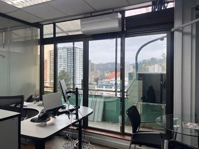 Amplia oficina frente a edificio de Tribunales en Concepción