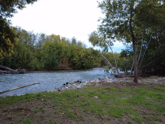 Parcela con arroyo y acceso a río
