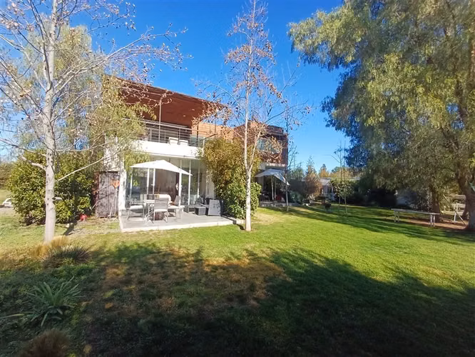 SE VENDE PRECIOSA CASA EN PARCELA EN PIEDRA ROJA